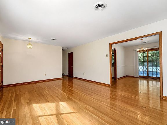 3rd image of 24445 Mount Pleasant Rd