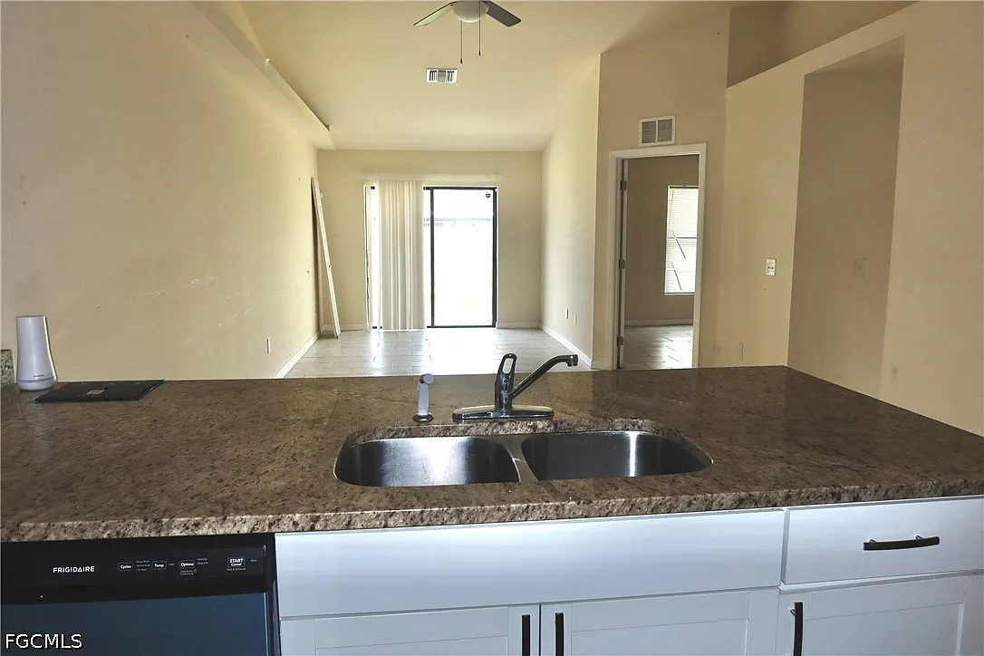 3 bed, 2.0 bath, 2418 sqft, $1,600 — Photo 4