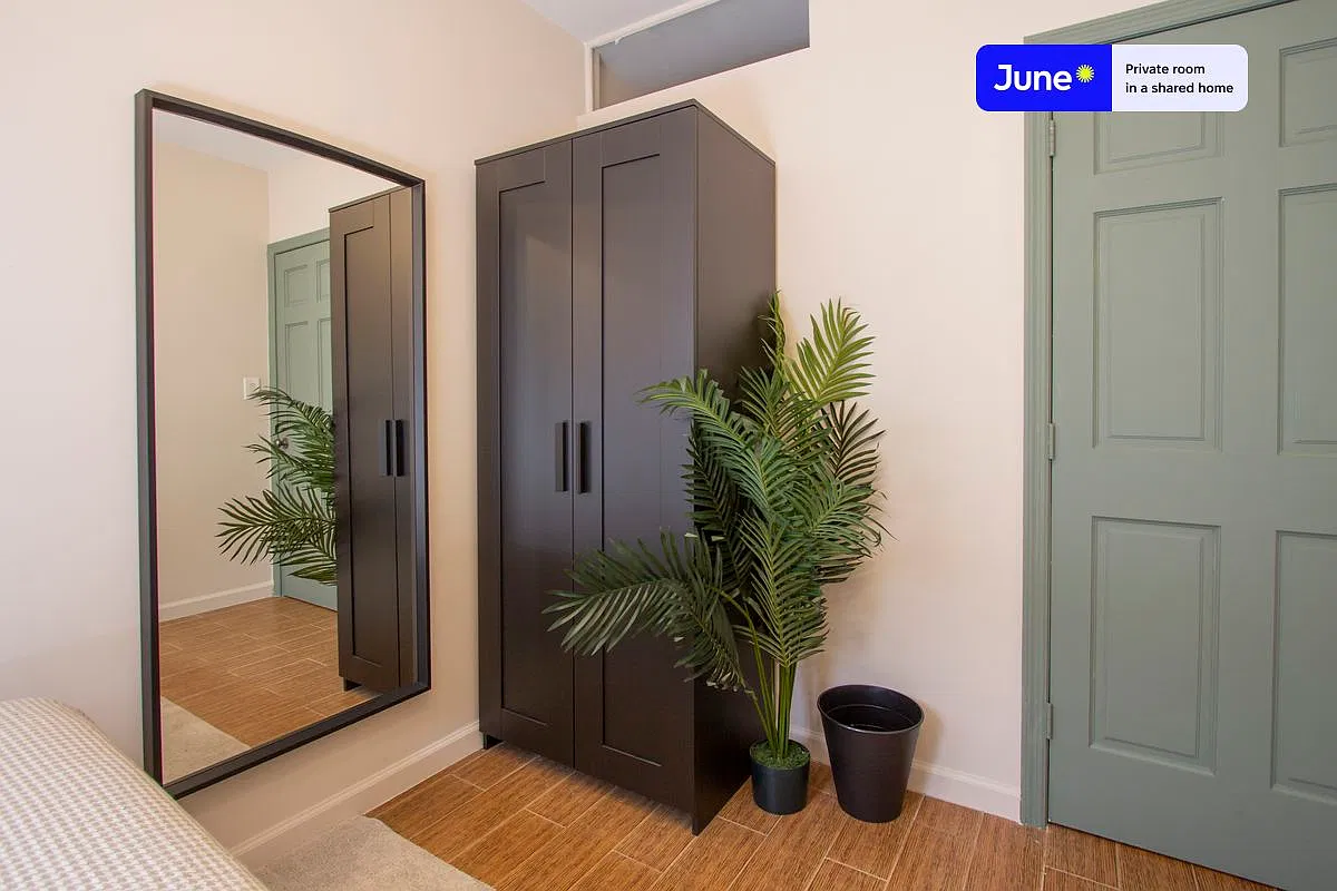 Full bedroom in 3 bed/1 bath home in Chinatown #262 C — Photo 3