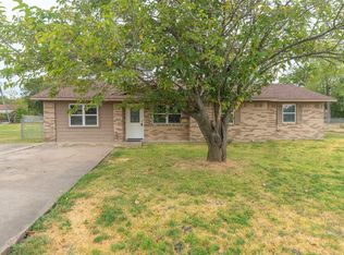 304 E Travis St, Leonard, TX 75452