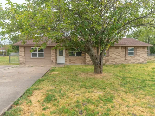 304 E Travis St, Leonard, TX 75452