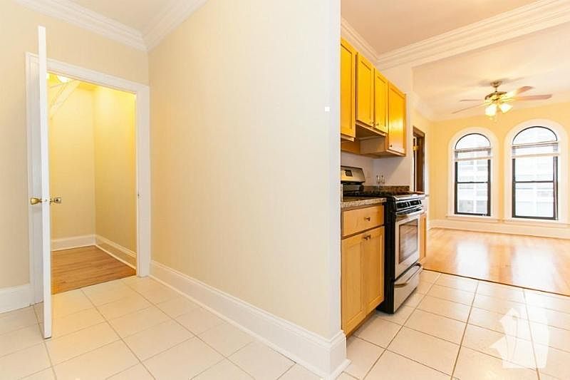 1st image of 401 W Fullerton Pkwy APT 1307E