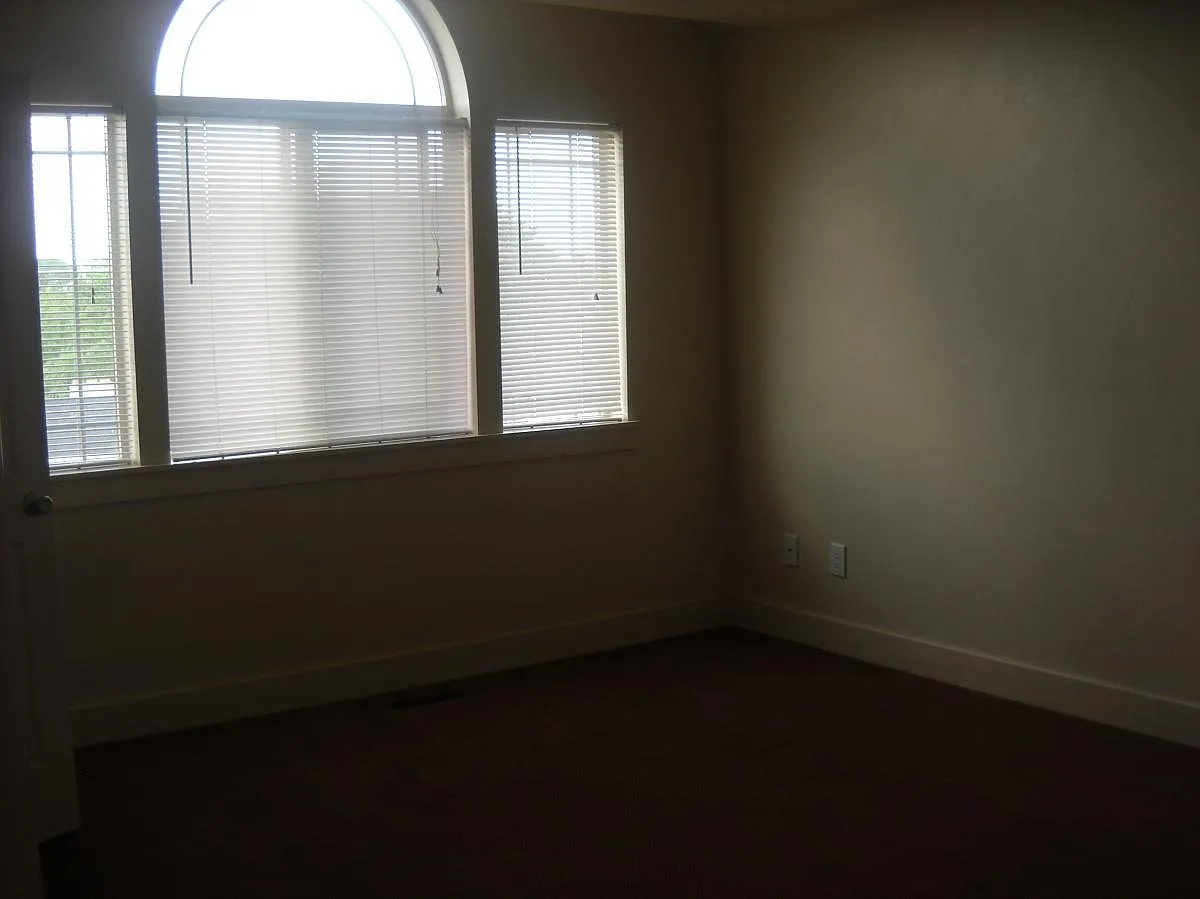 284 E 300 N — Photo 3