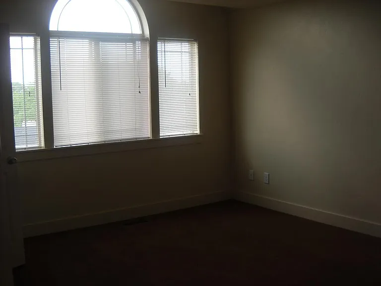 284 E 300 N — Photo 3