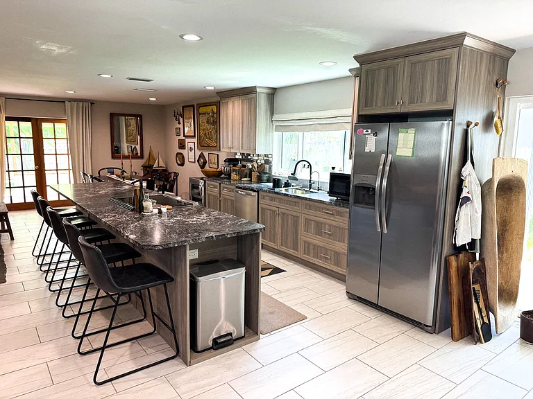 350 Pine Tree Dr — Photo 1