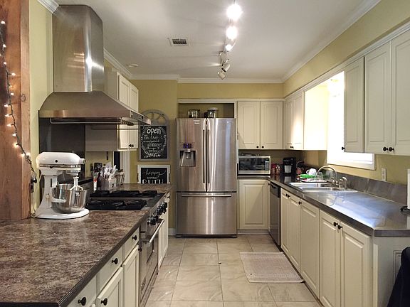 3rd image of 203 Live Oak Dr