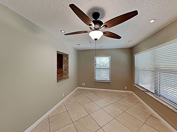 5th image of 917 SE 16th Pl