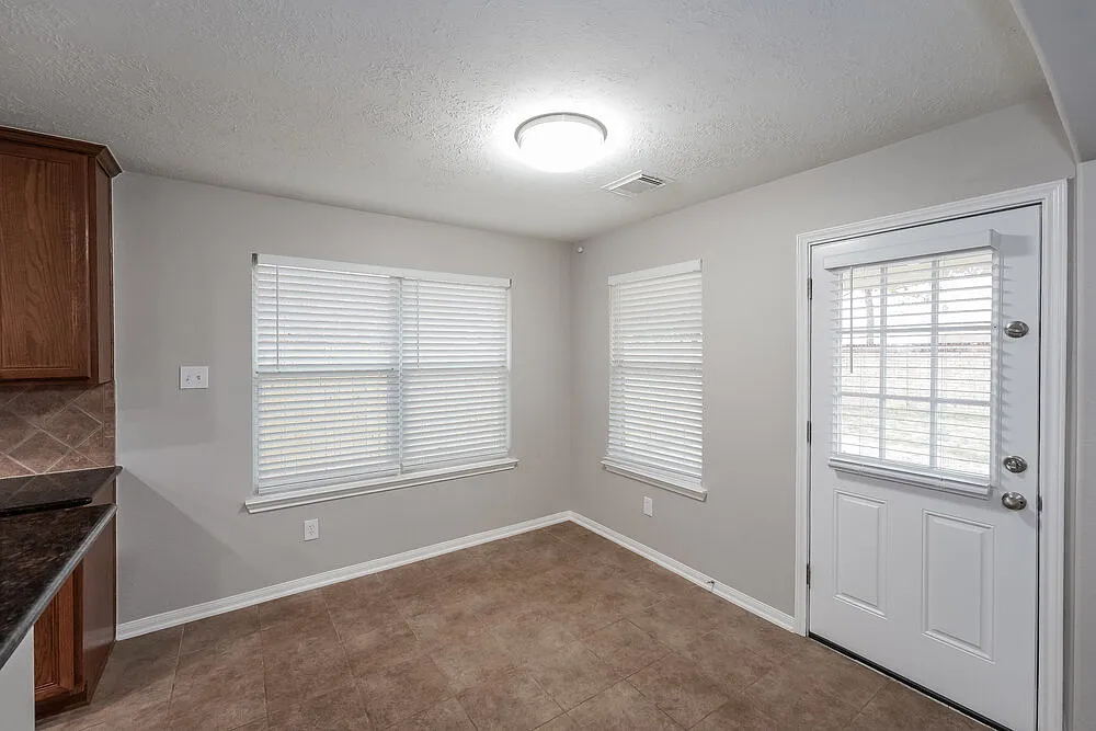 3 bed, 2.0 bath, 2066 sqft, $2,270 — Photo 3