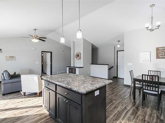 4th image of 1335 Redbud Ave