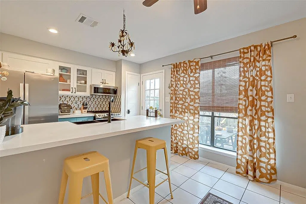 2 bed, 2.5 bath, 1176 sqft, $2,000 — Photo 3
