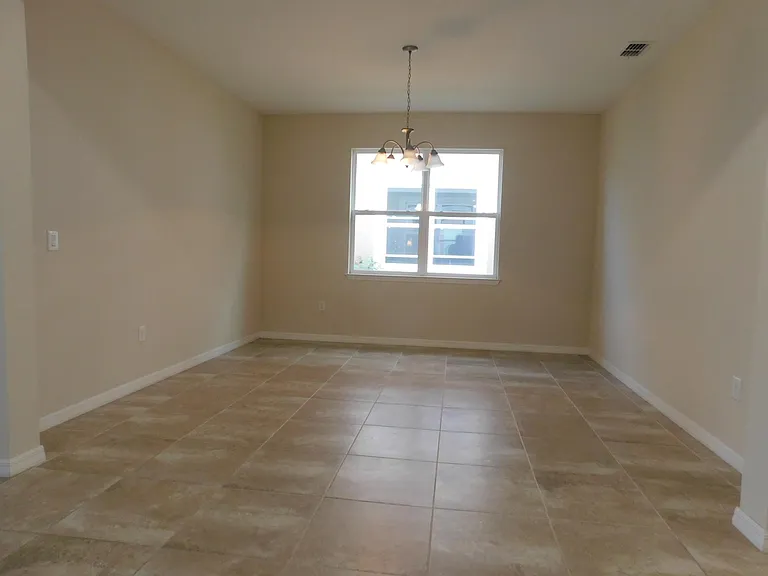 2135 Donahue Dr — Photo 10