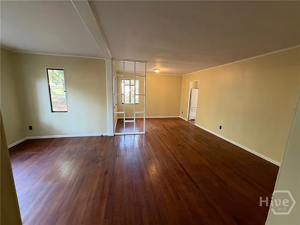 3 bed, 1.0 bath, 1032 sqft, $1,900 — Photo 4