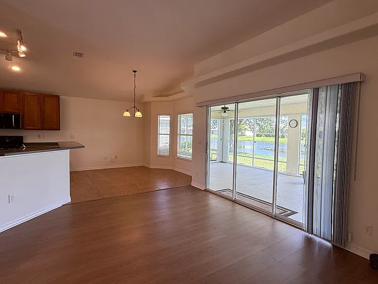515 S Valencia Cir SW — Photo 7