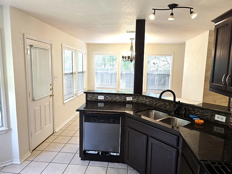 1600 Hollow Tree Blvd — Photo 8
