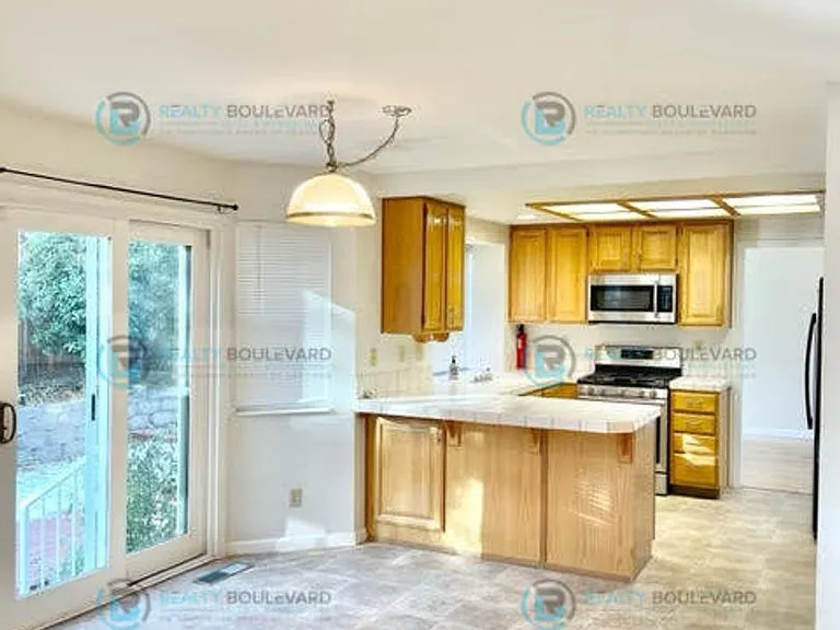6073 Torrington Dr — Photo 8