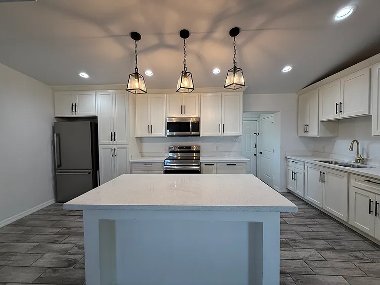 1050 W Rosewood Dr — Photo 1