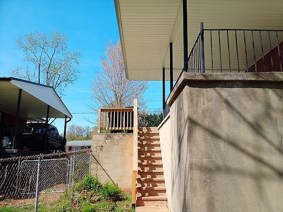 3rd image of 207 Northmont Blvd