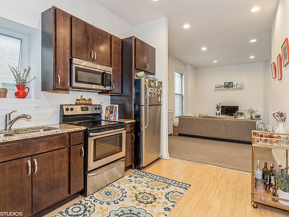 5th image of 634 W Wellington Ave #2