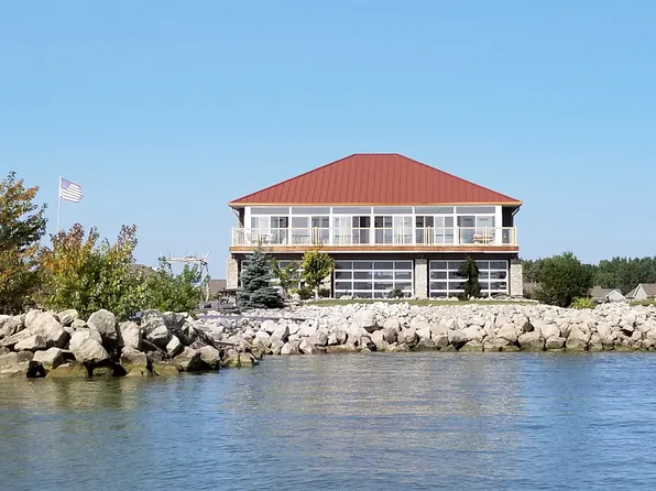 2789 S Waterside Ct, Port Clinton, OH 43452