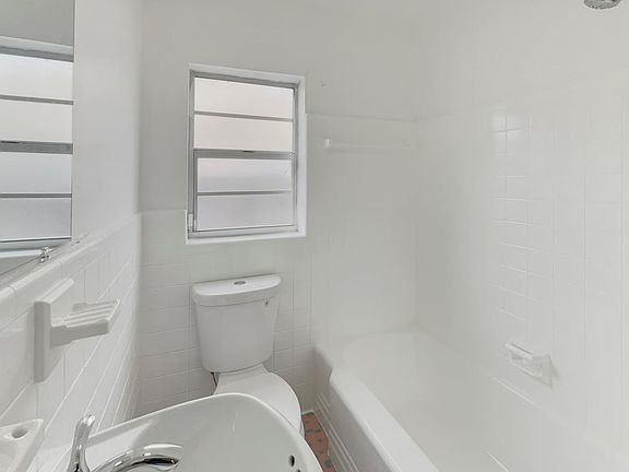 4th image of 125 E Evans St