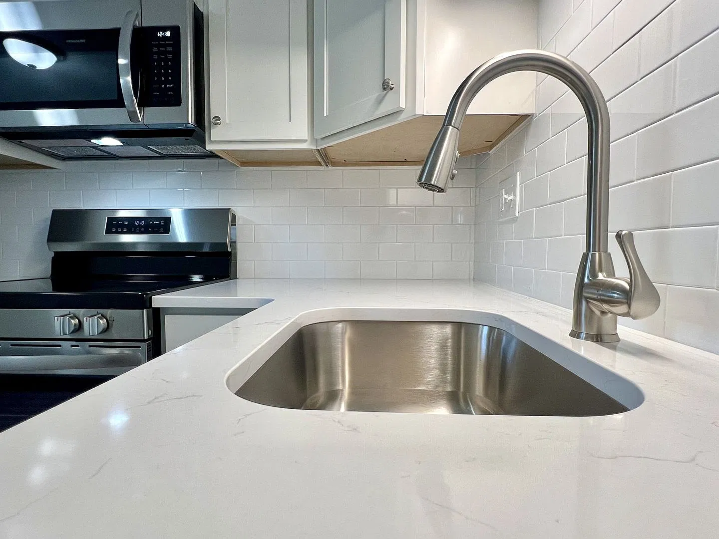 Imperial Apartments - Your Newly Renovated Luxury 1 Bed/1 Bath Home! — Photo 4