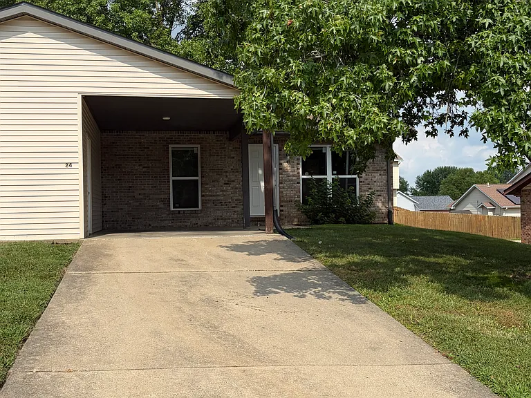 24 Twin Oaks Dr — Photo 1