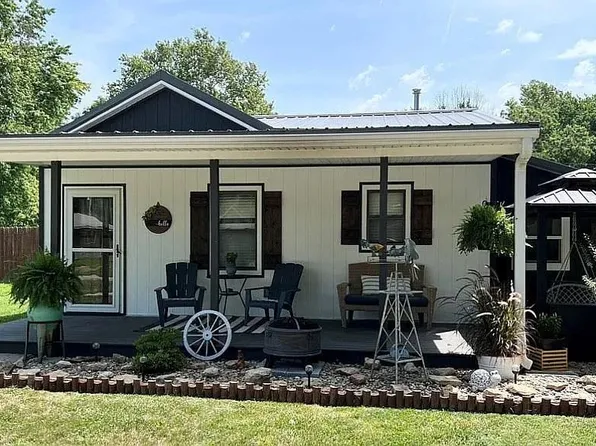 528 Pine St, Rossville, KS 66533