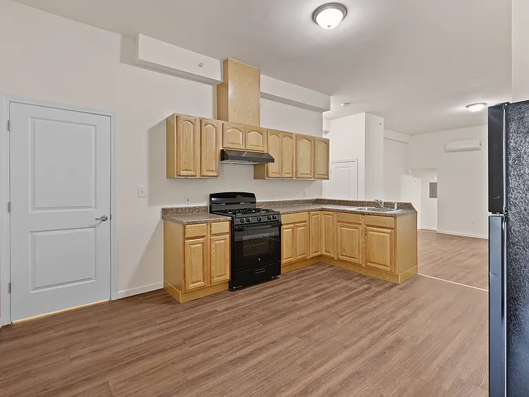 212 N Clinton Ave — Photo 7