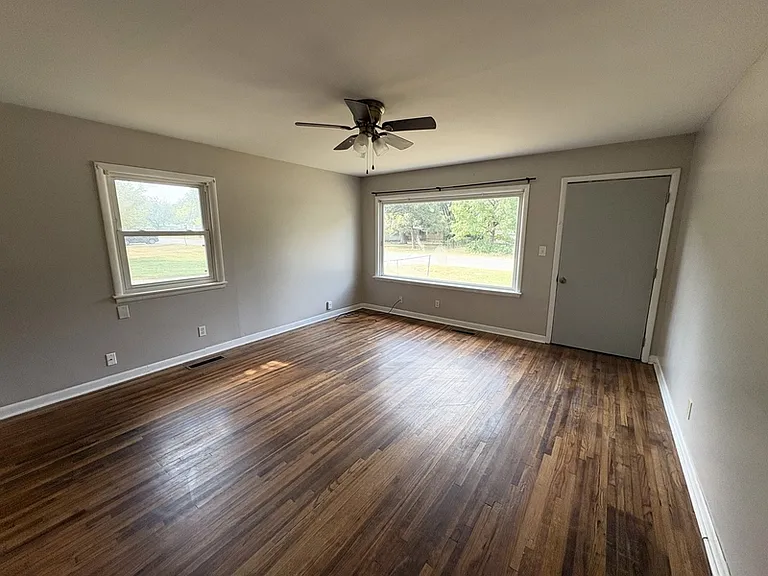 224 Pine Ave — Photo 2