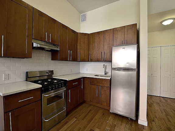 3rd image of 136 E 61st St #24