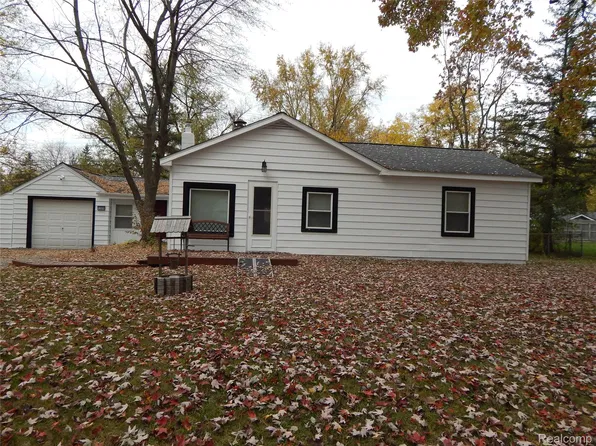 1389 Holliday Dr, Lake Orion, MI 48362