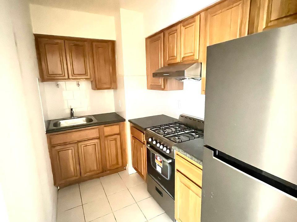 2nd image of 141-40 Pershing Cres #4