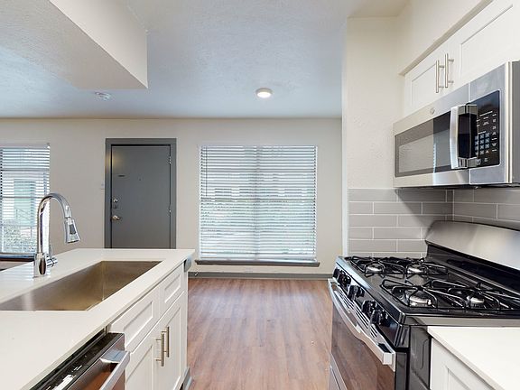 4th image of 211 E Davis St #204