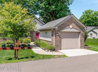 21305 Juniper Ct, Farmington, MI 48336