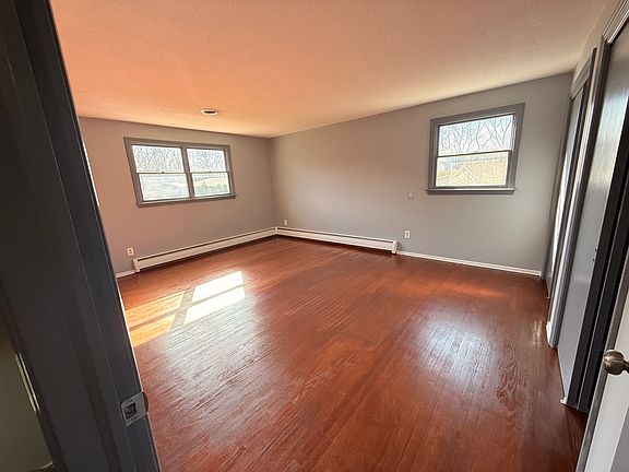 5th image of 126 Towpath Ln