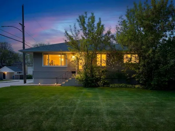 2203 NE 9th Ave NW, Calgary, AB T2N 1E8