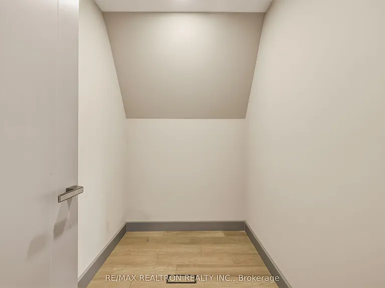1002 Spadina Rd — Photo 40