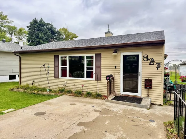827 9th St NE, Devils Lake, ND 58301