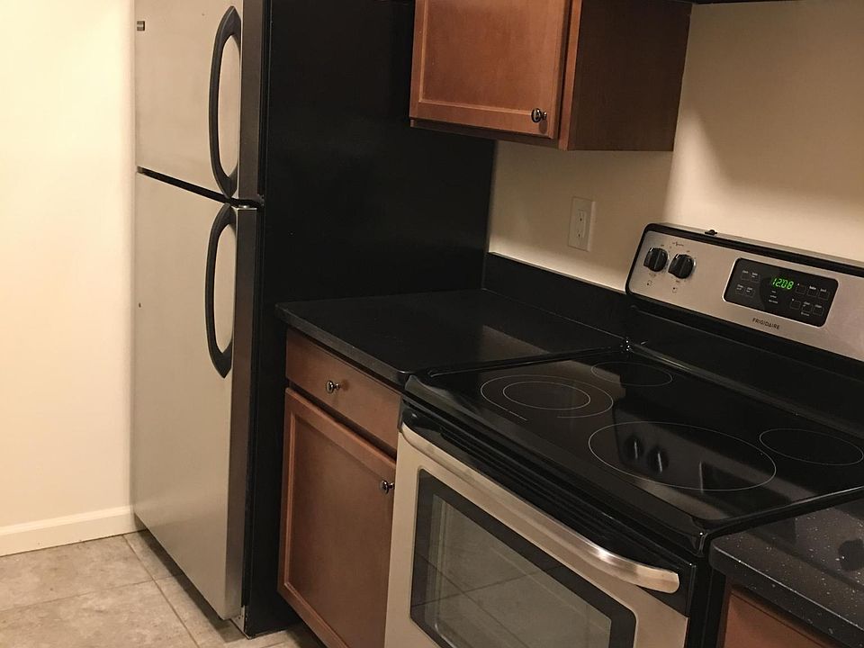 2nd image of 10 Pine St APT 1L