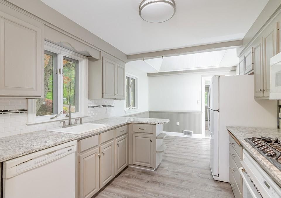 11 Hemlock Dr, Canton, MA 02021 | Zillow