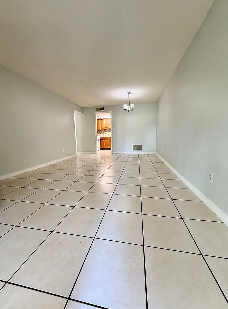 Nice 1-bedroom, 1-bathroom apartment. $1.00 security deposit with approved credit. — Photo 1
