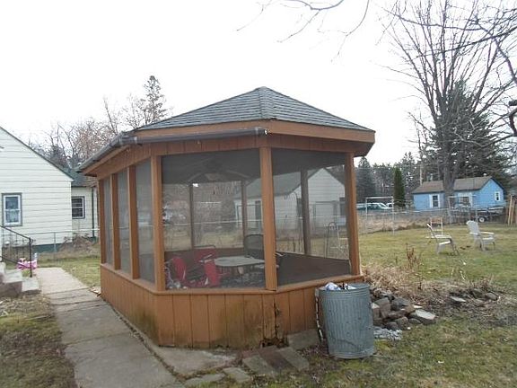 3rd image of 306 2nd St SE
