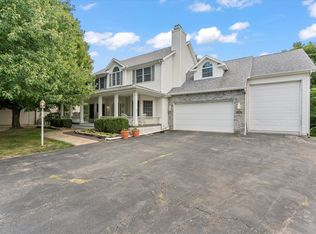 1001 Lake Pointe Ln, Mahomet, IL 61853