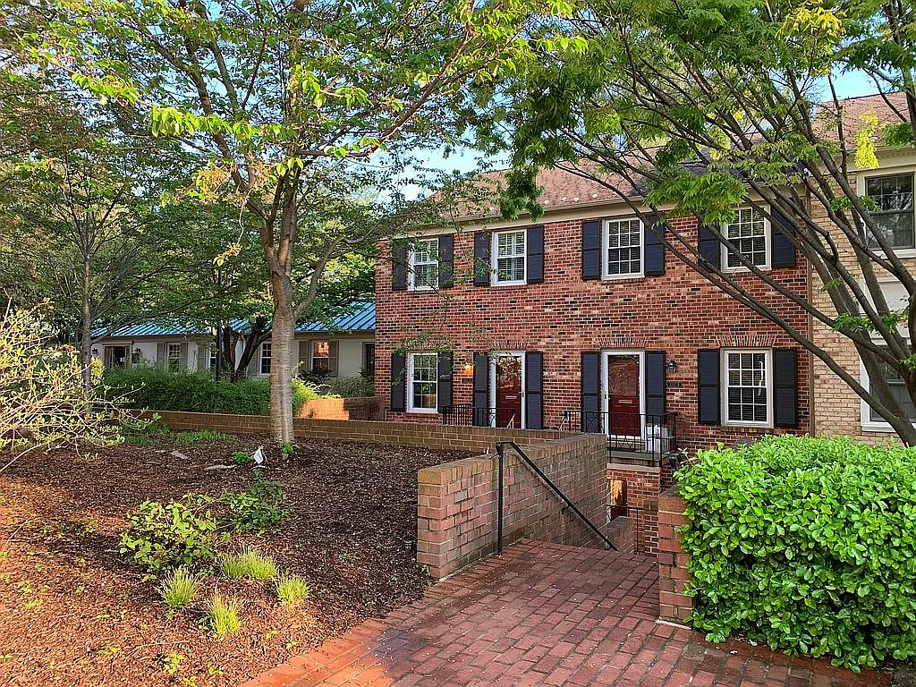 3217 Sutton Pl NW APT A photo 1