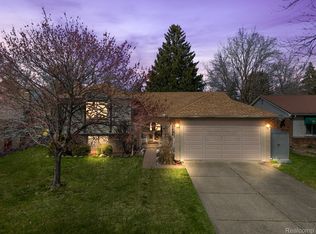 17491 Bunkerhill Dr, Macomb, MI 48044