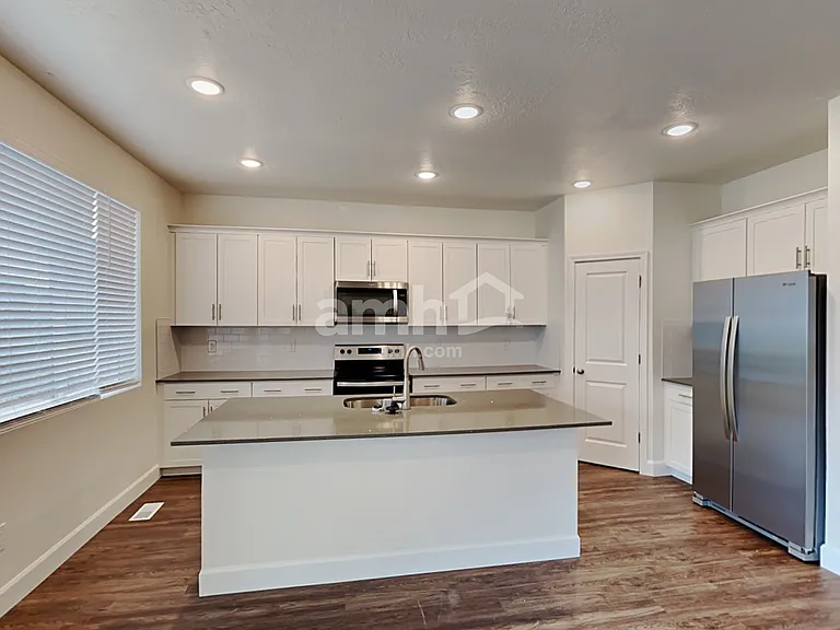 2222 E Silverado Ln — Photo 3