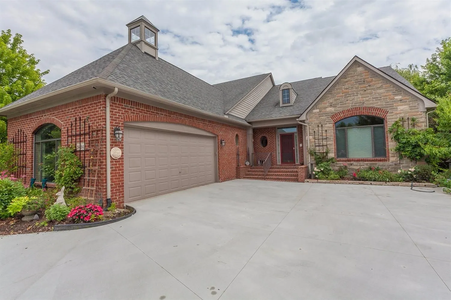 5484 Pinnacle Ct photo 1