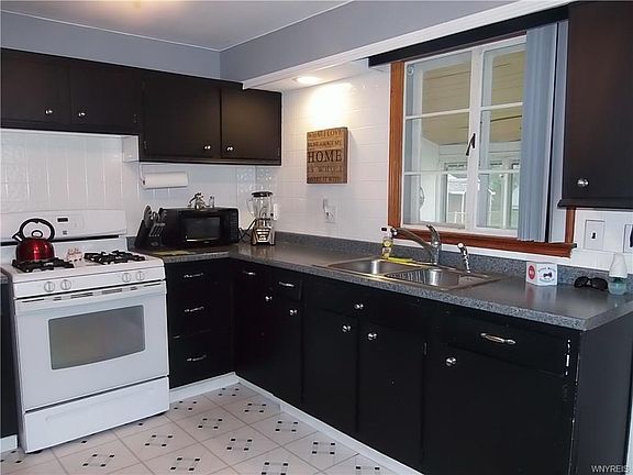 5th image of 20 Fontaine Dr
