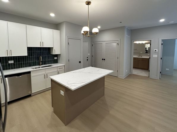 4102 N Sheridan Rd #402