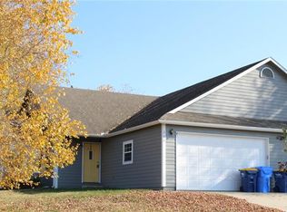 121 Joles Dr, Tonganoxie, KS 66086